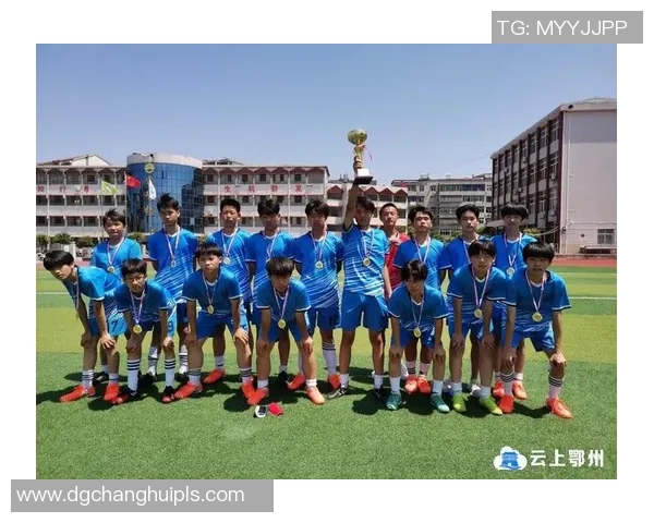 成都足球明星激情演唱视频引发粉丝热议展现多才多艺的魅力与风采